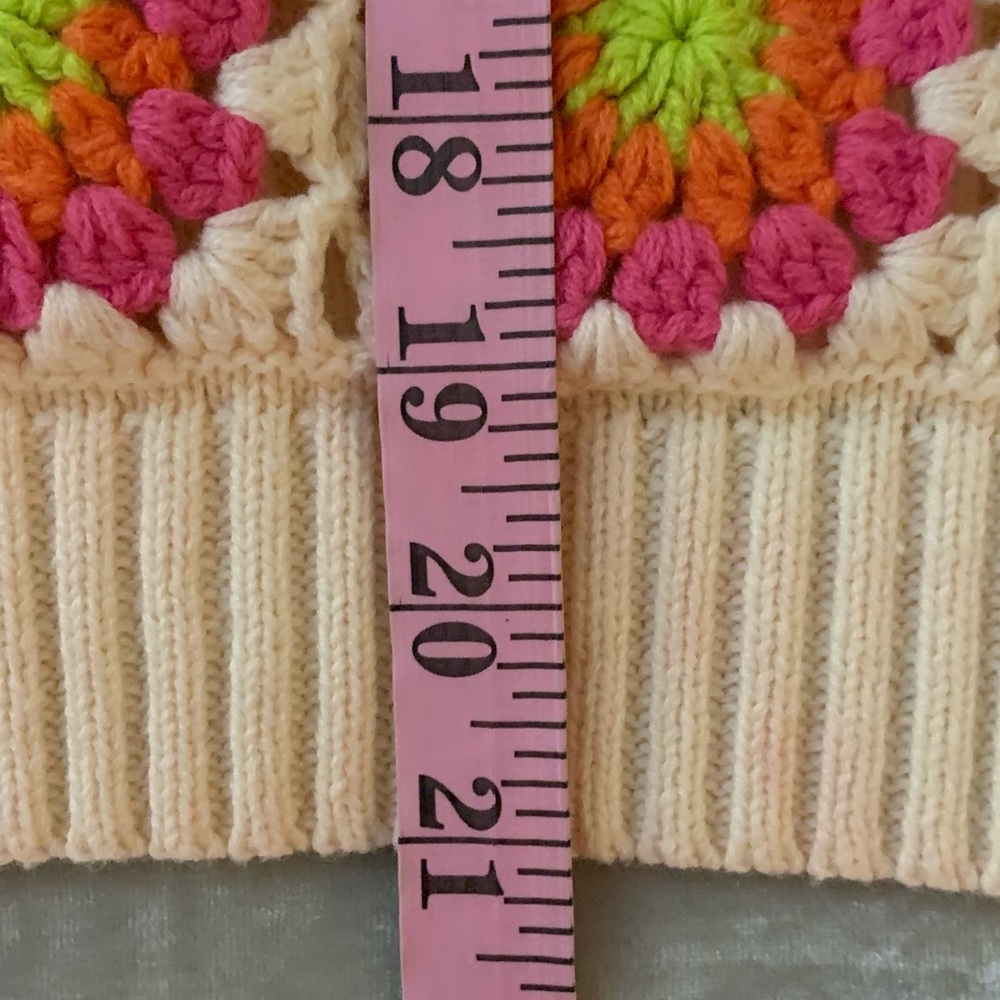 D O N A T E D 
Floral Crochet Knit Vest by Jodifl size medium EUC B59 - Picture 5 of 6